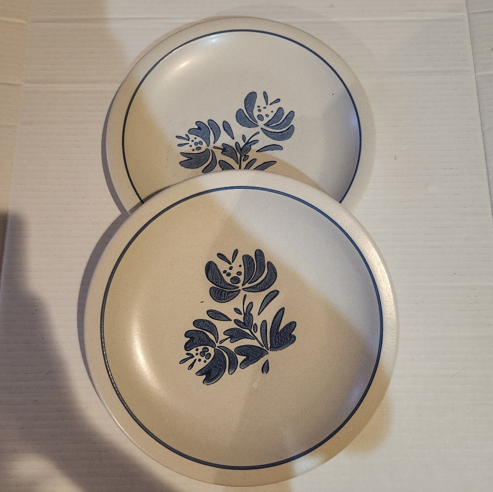 2 Pfalzgraff YORKTOWNE Dinner Plates 10" Castle Backstamp Blue Floral Folk Art